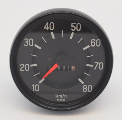 KM TELLER TOT 80 KM/H ZWARTE ACHTERGROND VELD 50-60 GROEN