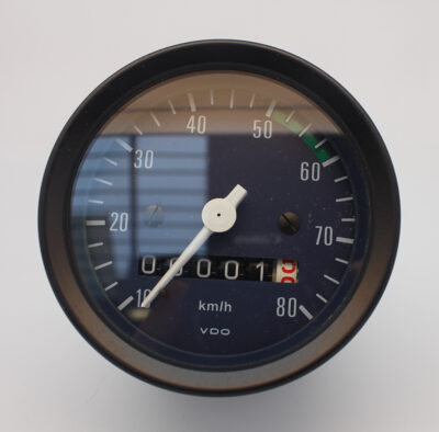 KM TELLER TOT 80 KM/H BLAUWE ACHTERGROND VELD 50-60 GROEN